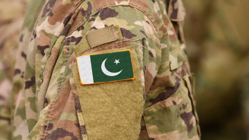 6 قتلى بهجوم مسلح على قاعدة بحرية في باكستان
