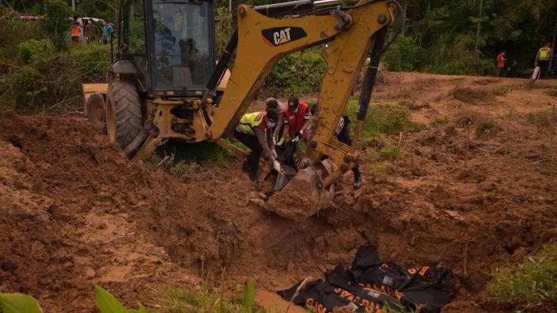 4 قتلى و6 مفقودين بانزلاق تربة وفيضانات في إندونيسيا
