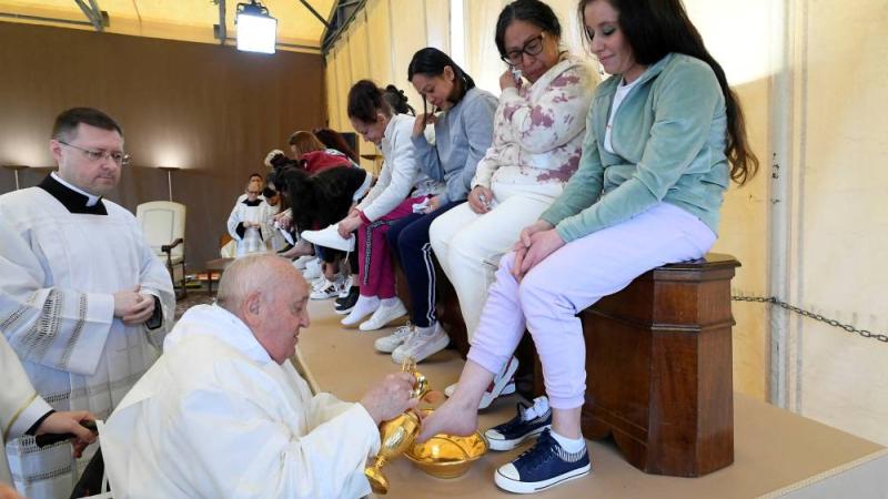 بـ«مناسبة خميس الأسرار».. البابا فرنسيس يغسل أقدام 12 سجينة