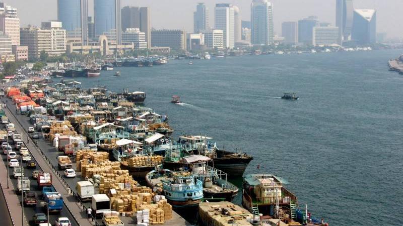 دبي تستقبل 3000 سفينة خشبية محمَلة بـ390 ألف طن من البضائع في الربع الأول