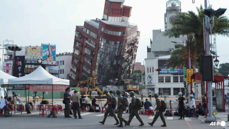 هليكوبتر تنقذ عمال مناجم في تايوان وإصابات الزلزال تتجاوز ألف شخص