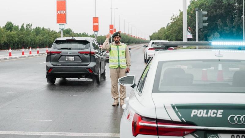 شرطة دبي تقدم إرشادات للقيادة الآمنة أثناء المطر