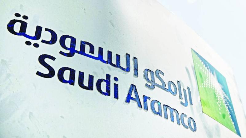 شعار «أرامكو السعودية» داخل منشأة نفطية في خريص بالسعودية (رويترز)