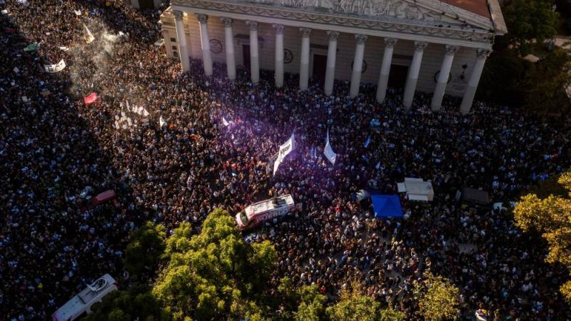 مئات الآلاف يتظاهرون في الأرجنتين دعماً للتعليم الجامعي المجاني