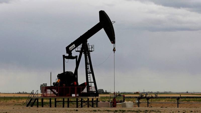 النفط مستقر مع تأثر السوق بمخاوف الطلب الأمريكي وصراع الشرق الأوسط