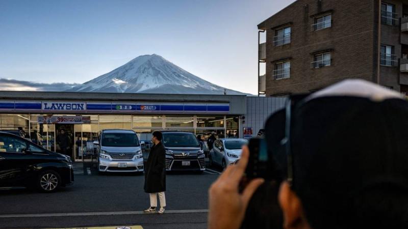 بلدة يابانية تحدّ من تدفق السياح بسياج يحجب جبل فوجي