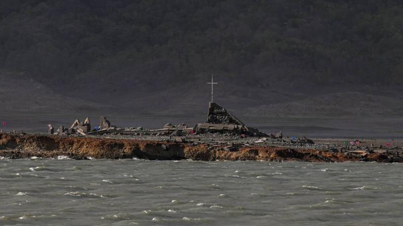 أنقاض كنيسة في بلدة بانتابانجان الغارقة القديمة في مقاطعة نويفا إيسيجا
