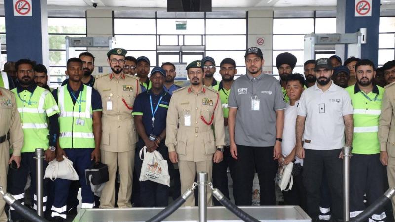 شرطة دبي تكرم عمال المطار في يومهم العالمي