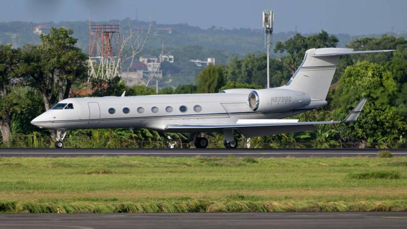 ماسك يصل إلى بالي لإطلاق خدمة ستارلينك للإنترنت