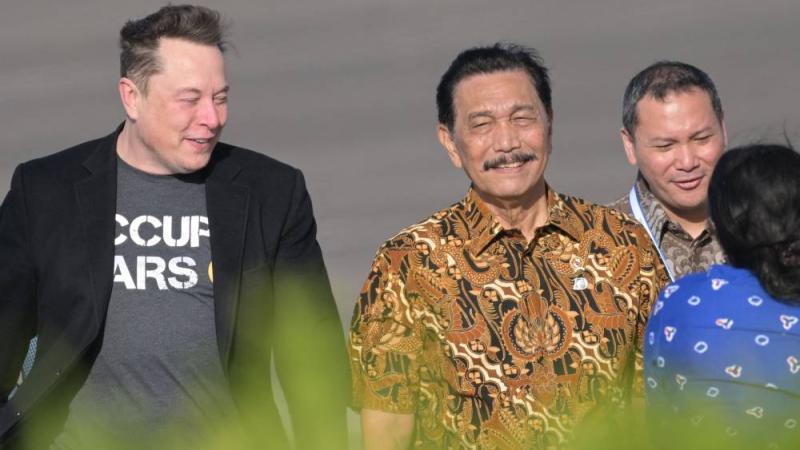لحظة وصول إيلون ماسك إلى جزيرة بالي الإندونيسية