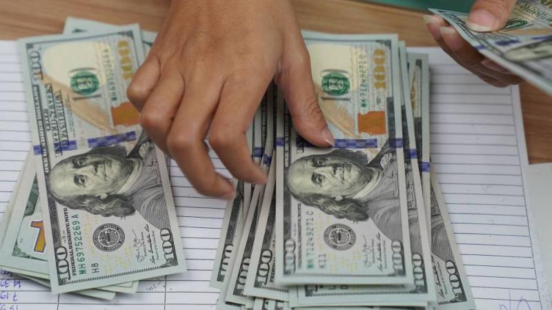 الدولار يستقر مع حث مسؤولي الاحتياطي الفيدرالي على الصبر