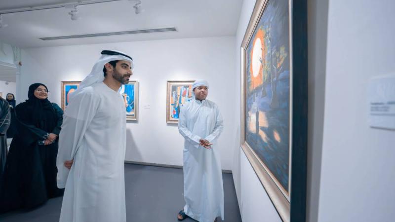 سالم بن عبدالرحمن يشاهد عملاً فنياً بالمعرض