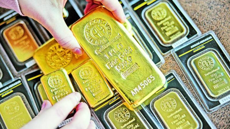 ارتفاع الدولار يهبط بأسعار الذهب