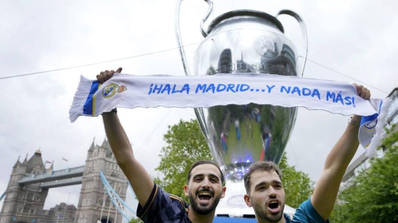 مشجعان لريال مدريد يتأهبان للمباراة