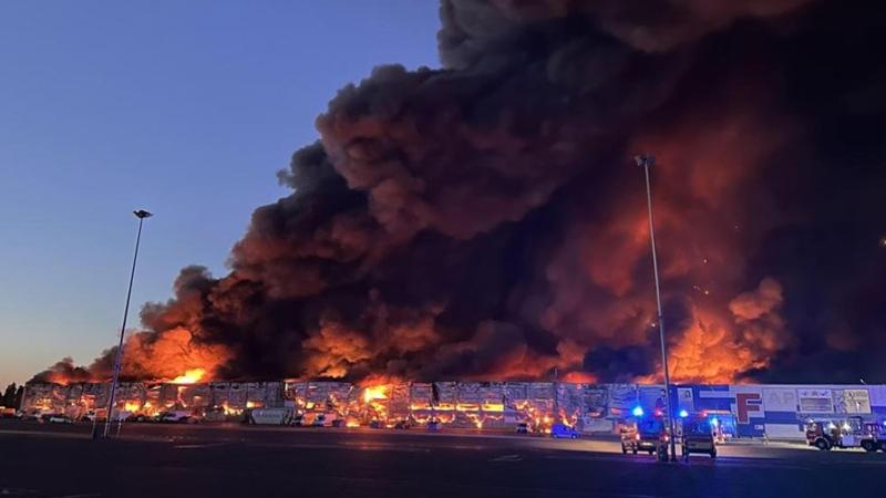 حريق مهول يلتهم أكبر مركز تجاري في وارسو