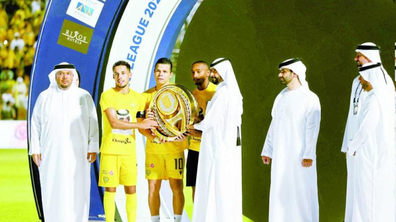 أحمد بن راشد ومنصور بن محمد خلال تتويج الوصل( تصوير:هيثم الخاتم)