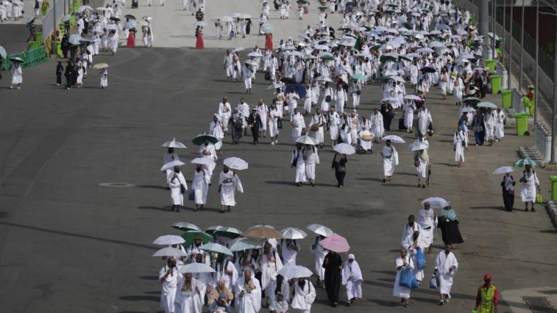 حجاج بيت الله الحرام يتوافدون إلى مشعر منى لقضاء يوم التروية