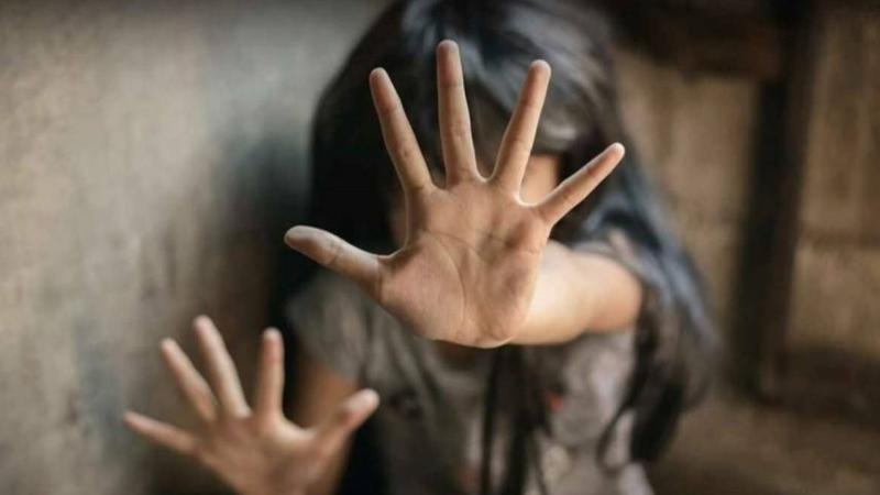 يقتل ابنته ويرسل صور جثتها إلى أمها