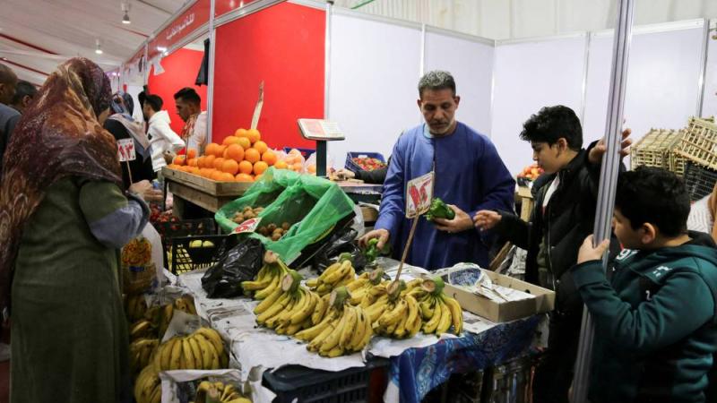 متسوقون يشترون الفواكه من سوق في الجيزة (رويترز)