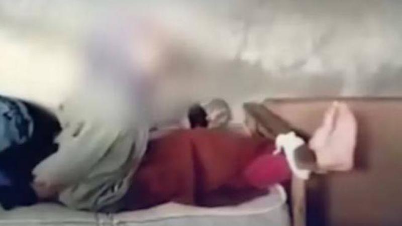 سوري يعذب طفلة يتيمة ويوثق جريمته