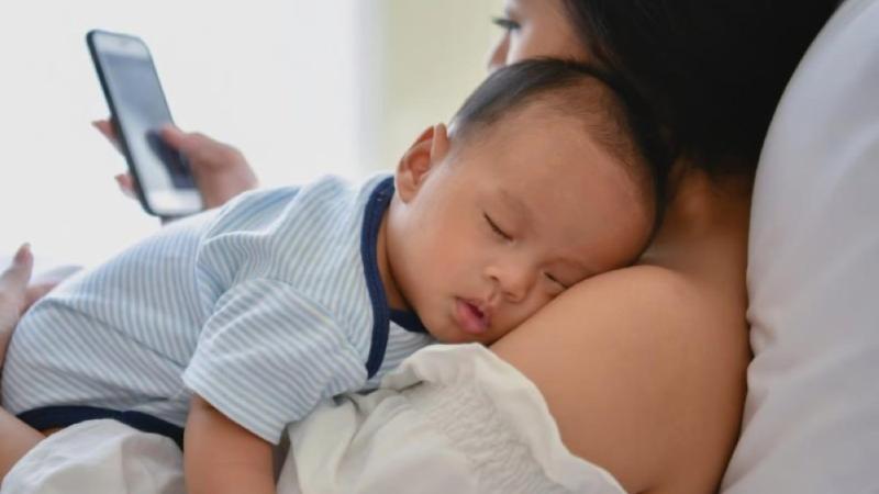 هواتف الأمهات تؤثر في لغة الأطفال