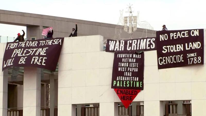 ناشطون مؤيدون للفلسطينيين يرفعون لافتات على مبنى البرلمان في أستراليا