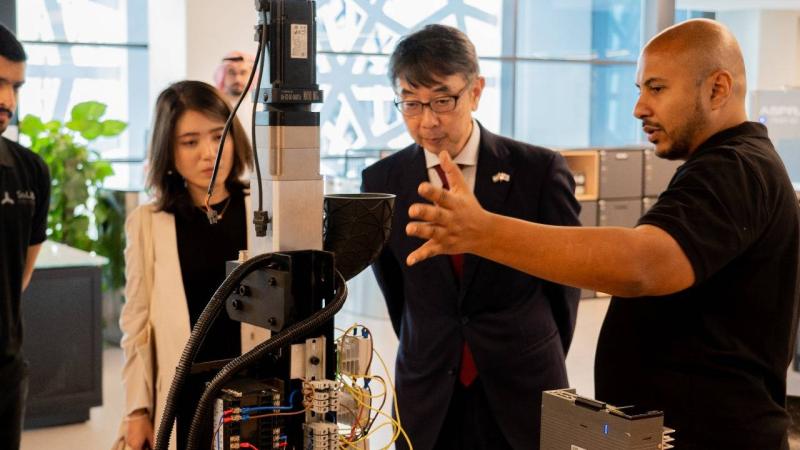 الوفد الياياني خلال جولته في مرافق المجمع