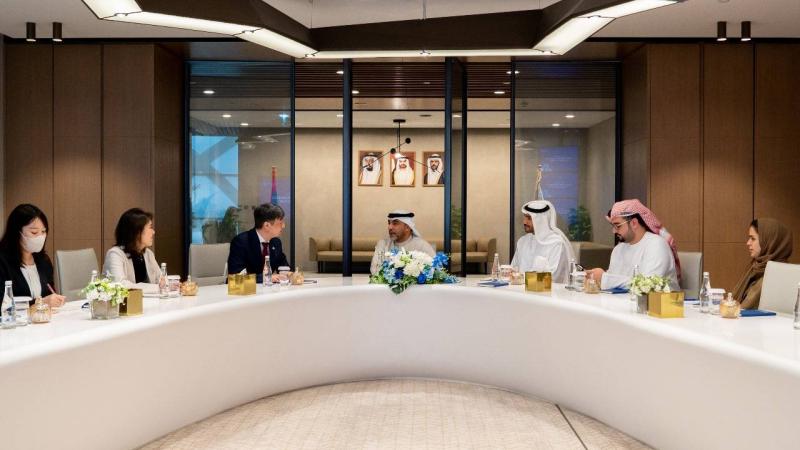 المحمودي مستقبلاً الوفد الياباني