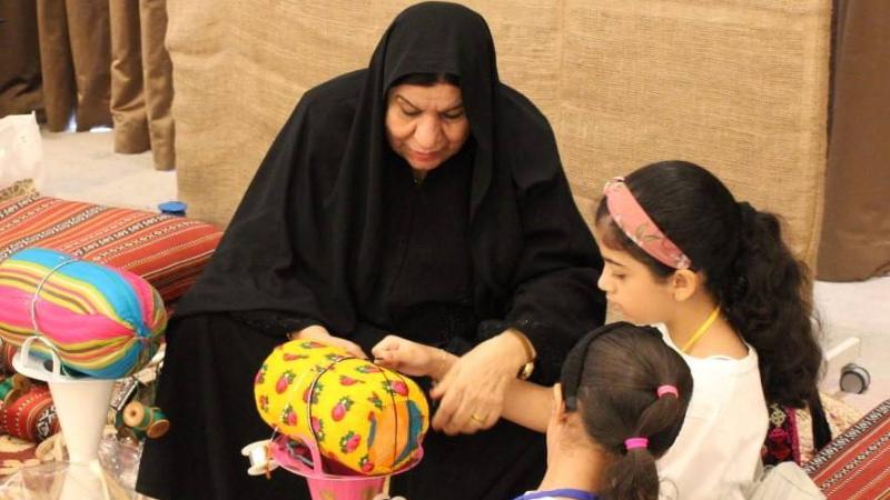 تدريب الصغار على الحرف اليدوية التقليدية