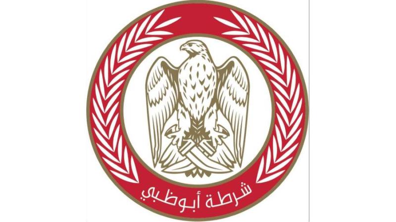 شرطة أبوظبي تدعو السائقين إلى عدم الانشغال بغير الطريق عند خطوط عبور المشاة