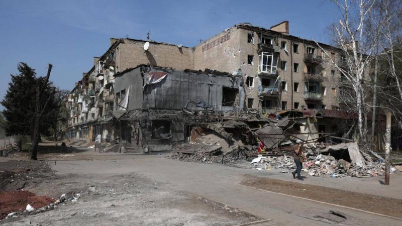 رجل يسير أمام مبنى مدمر في أوكرانيا جراء ضربات روسية (أ ف ب)