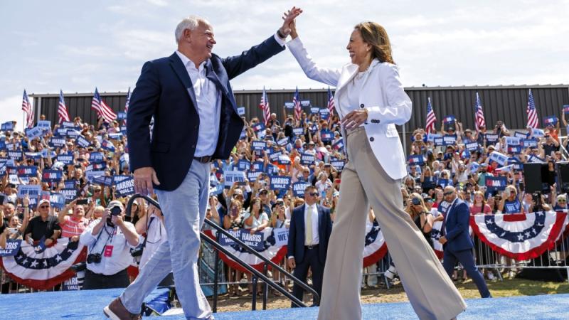 كامالا هاريس تعادل «معركة الحشود» مع ترامب