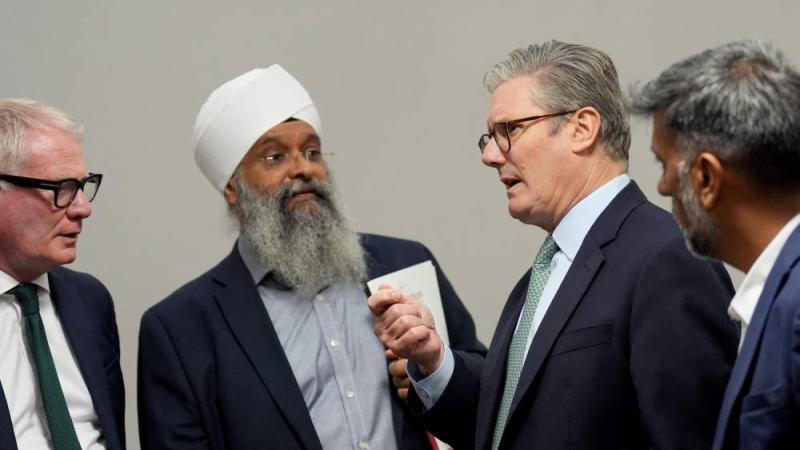 تظاهرات مضادة تُفشل تحركات اليمين المتطرف في بريطانيا.. وستارمر يعلن اجتماع أزمة