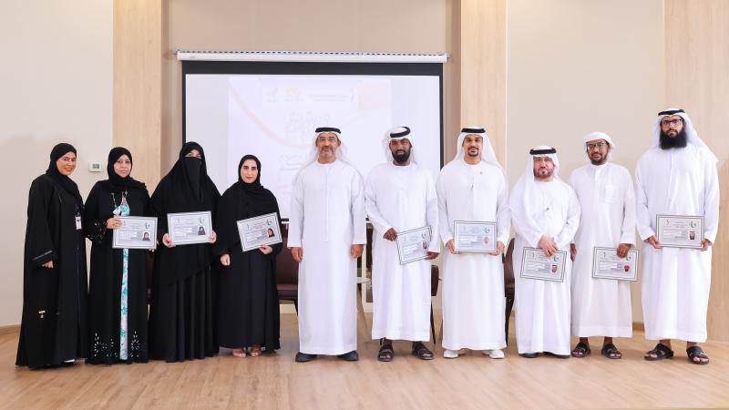 خالد الظنحاني يتوسط أعضاء لجنة المستشارين الأسريين