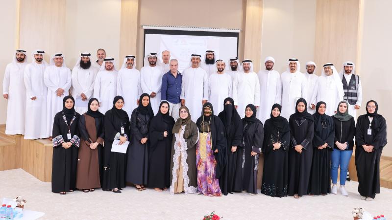 عائشة الشرقي وخالد الظنحاني مع المشاركين في الملتقى