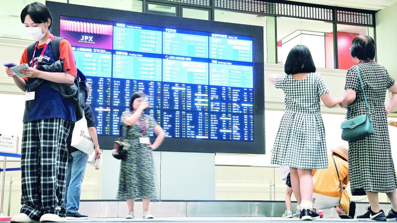 «نيكاي» يهبط لأدنى مستوى في شهر