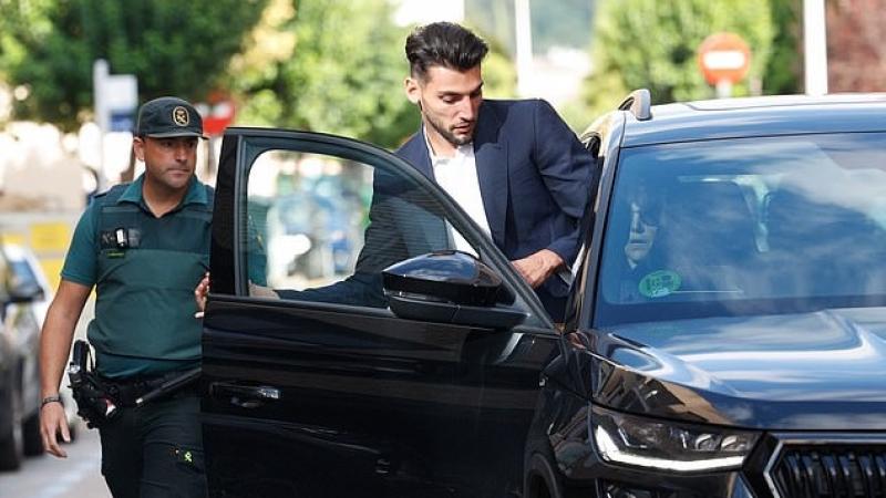 مير يغادر مركز الشرطة