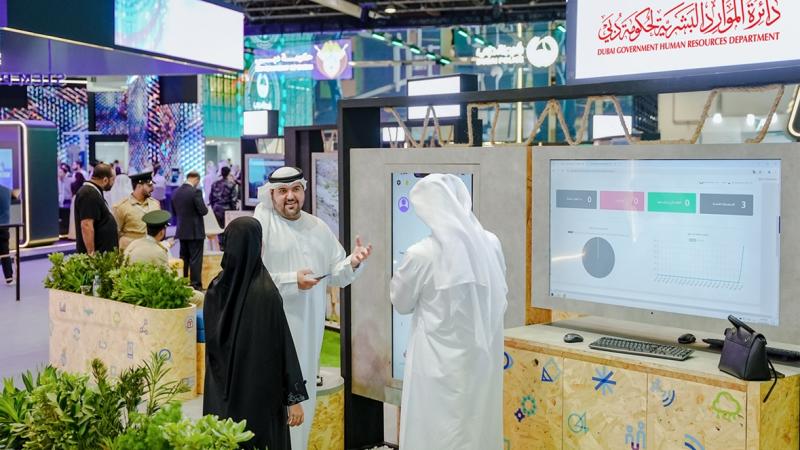 «الموارد البشرية» تعرّف الزوار بتطبيق «مهامي»