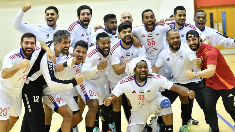 لاعبو يد الشارقة يحتفلون بالفوز