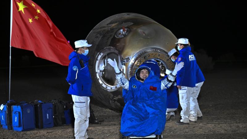 عودة ثلاثة رواد فضاء صينيين إلى الأرض من محطة تيانغونغ