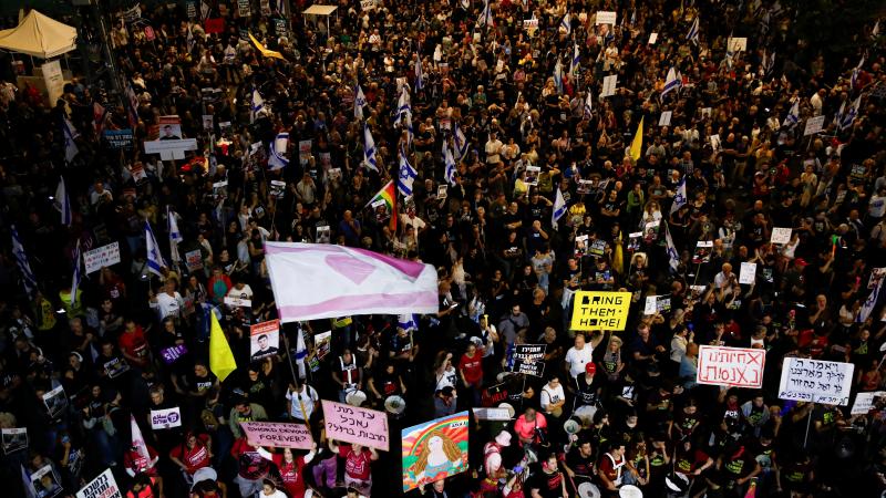 عائلات الرهائن الإسرائيليين تطالب بالتحقيق في تسريب وثائق سرية