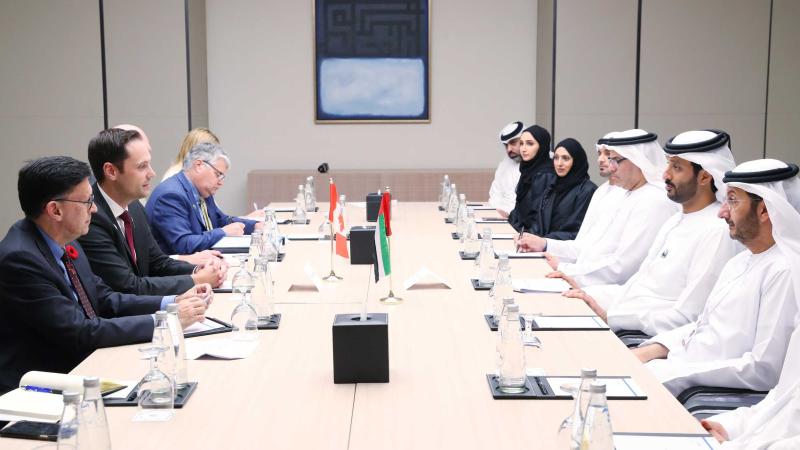 بن طوق خلال لقائه مع نظيره الكندي