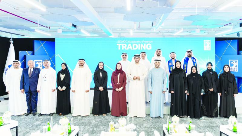 الجابر والأميري يتوسطان المتدربين