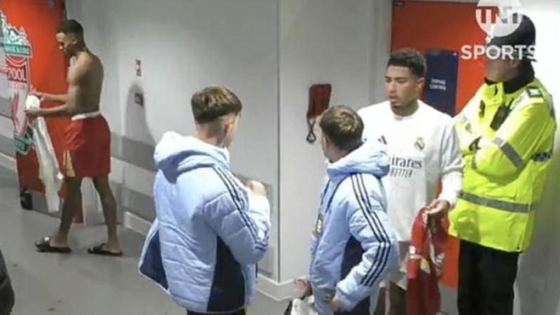   بيلينغهام يتسلم القميص من غرافنبيرش