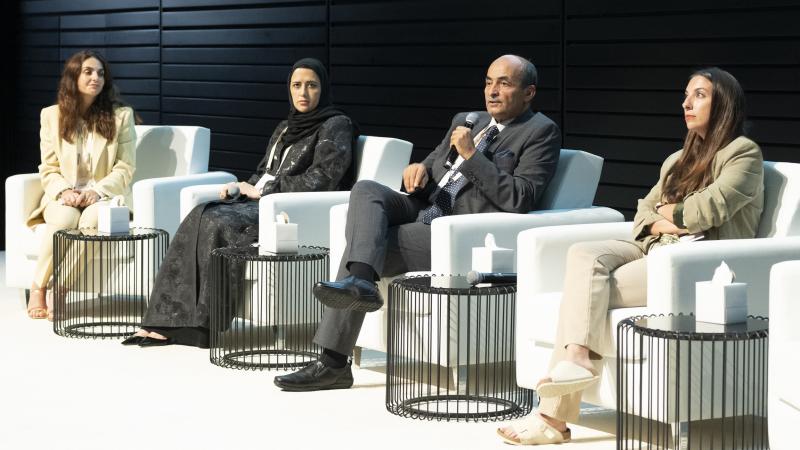 د. منصور بريك أثناء مشاركته في جلسة حوارية