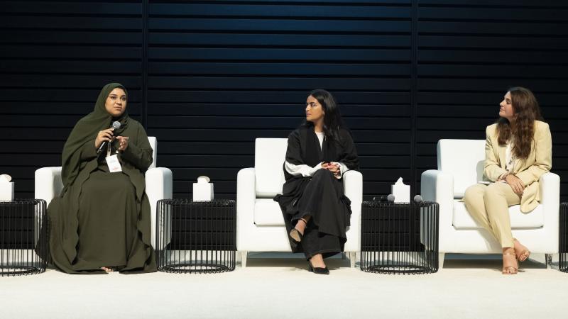 زينب سالمين أثناء مشاركتها في جلسة حوارية