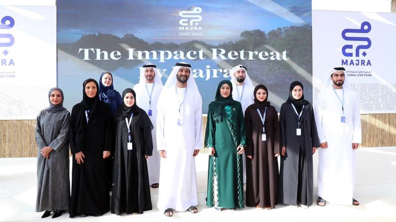 عبدالله بن طوق يتوسط المشاركين في الفعالية