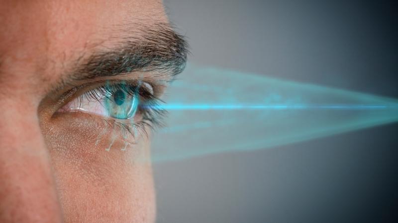 ليزر تقليد يعمي مراهقاً