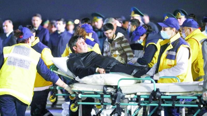 خلال نقل جريح في مطار حيدر علييف خارج العاصمة الأذرية باكو (اب)