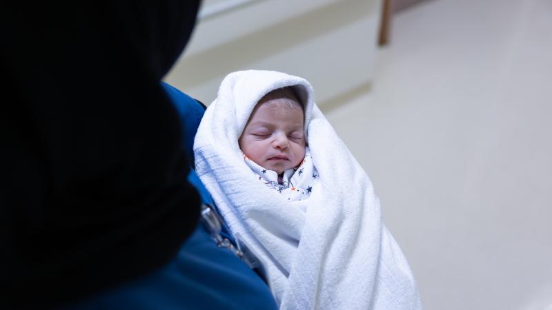 الطفلة «مهرة» أولى مواليد العام الجديد بمستشفى لطيفة